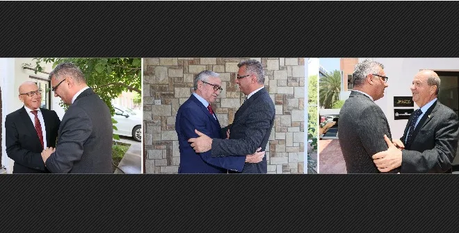 Cumhurbaşkanı Erhürman, eski cumhurbaşkanları ile görüşme sırasında yürürken veya sohbet ederken görüntüleniyor.