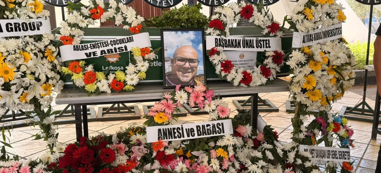 Bilbay Eminoğlu için düzenlenen uğurlama töreninde çelenkler ve katılımcılar