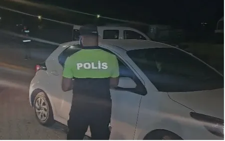 Beş ilçede polis ekiplerinin asayiş ve trafik denetimi sırasında arabalar ve görevli personel
