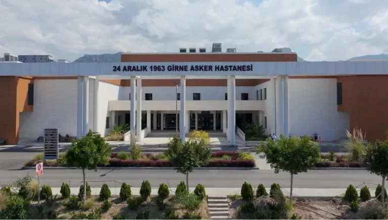 Girne Asker Hastanesi binası ön cephesi ve giriş kapısı