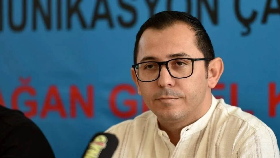 Öğretmen eksikliği tartışması için toplantı masasında belgeler ve eğitim planları