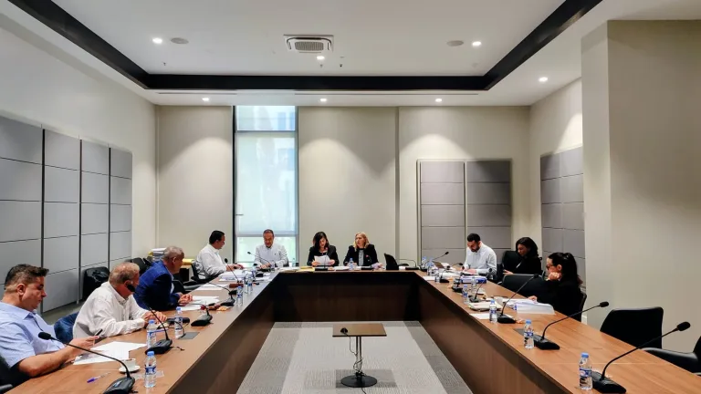 Hukuk Komitesi toplantı salonunda oturan milletvekilleri ve resmi evraklar üzerinde tartışma