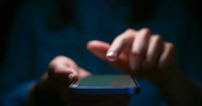 Meta logosu ve Instagram simgesinin bulanık birleşimi, güvenlik açığı ve hesap hırsızlığı vurgusu