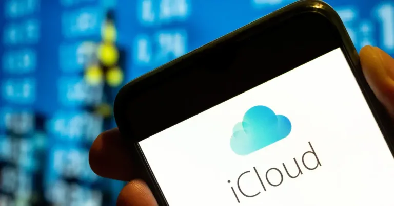iCloud logosu ve Apple markasıyla ilişkilendirilebilecek nötr teknoloji odaklı kompozisyon