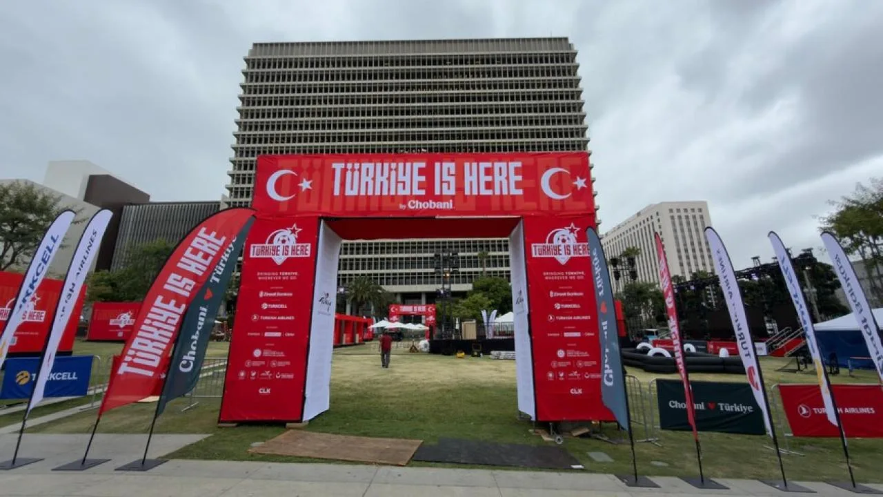 ABD’de Dünya Kupası alanı kurulurken İletişim Başkanlığı desteği vurgulanıyor