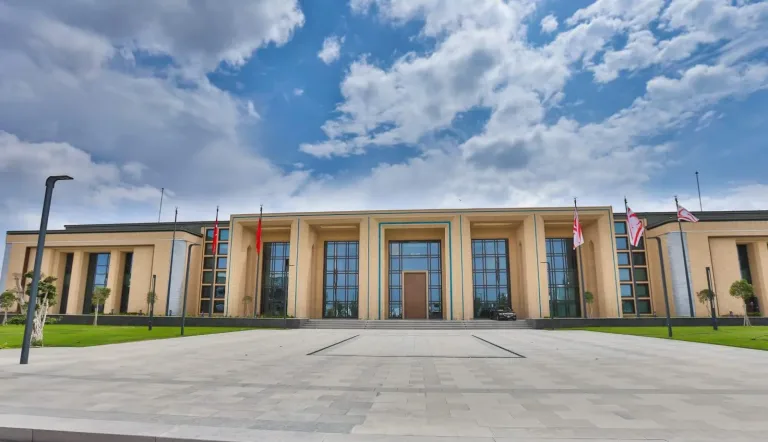 Siyasi Partiler Konseyi toplantısına katılacak yetkililerin masada oturduğu veya konuştuğu görüntüye uygun nötr betimleme