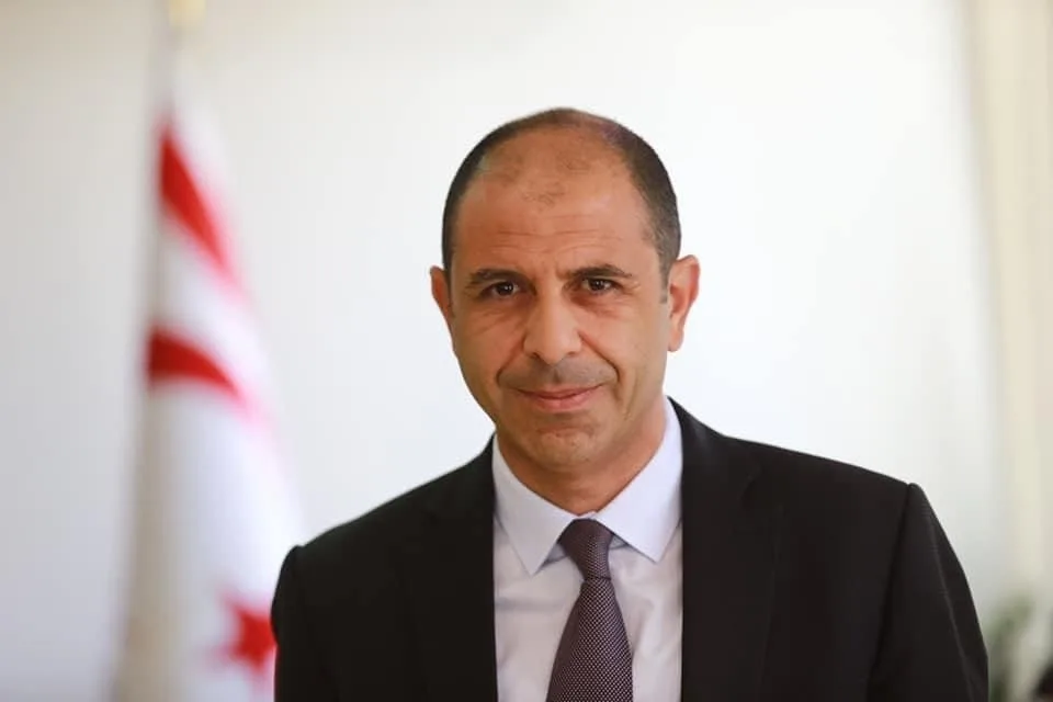 Kalıcı çözümün yöntem ve içerik açısından gerçekçi yaklaşımlar gerektirdiğini vurgulayan haber başlığına uygun nötr bir görsel betimlemesi