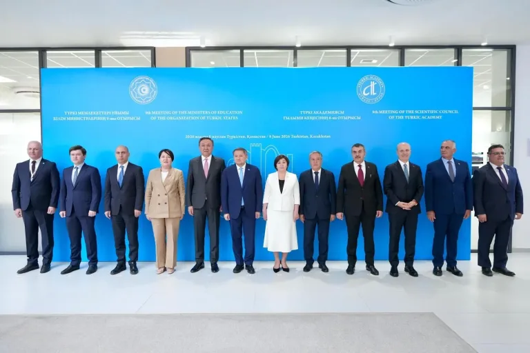 TDT çatısı altında iş birliği yapan üniversite temsilcileri toplantıda oturuyor ve karar metinlerini tartışıyor