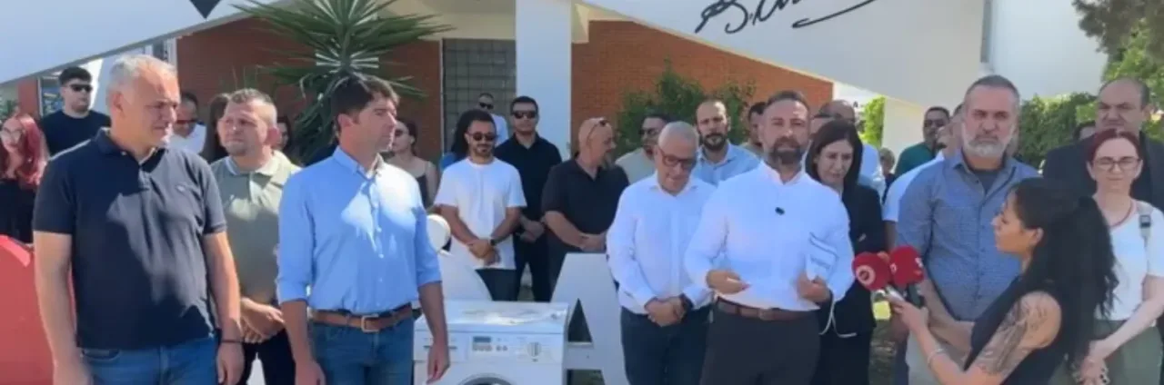AÖA Yasa Tasarısı’ne tepki gösteren bir grup protestocu, pankart ve dövizlerle tepkilerini ifade ediyor
