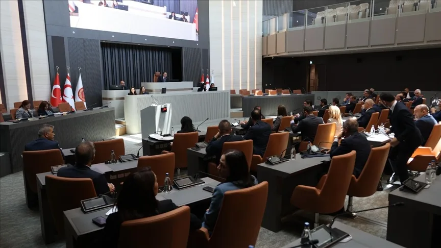 Meclis Genel Kurulu toplantı salonunda milletvekilleri ve başkanlık kürsüsü