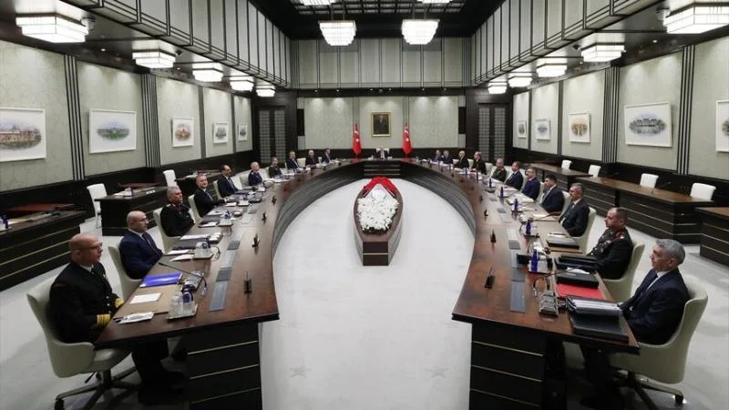 Cumhurbaşkanlığı'nda düzenlenecek MGK toplantısına ilişkin toplantı salonu ve katılımcılara dair bir görsel
