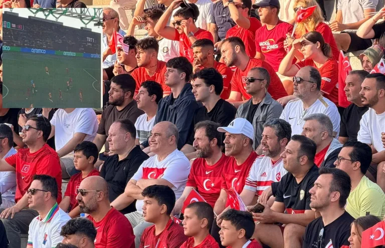 Millet Bahçesi’nde büyük kalabalık, milli takım taraftarları coşkuyla tezahürat ediyor
