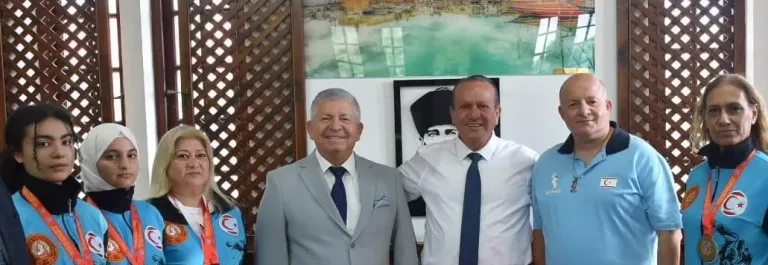 Ataoğlu, Dünya Budo Kupası’nda şampiyon KKTC Budo Milli Takımı sporcularıyla bir arada