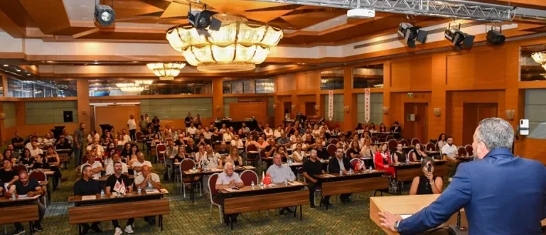 “TİS Yasası ve Uygulamaları” panel dizisinin üçüncüsünün Gazimağusa'da düzenlendiğini belirten etkinlik sahnesi
