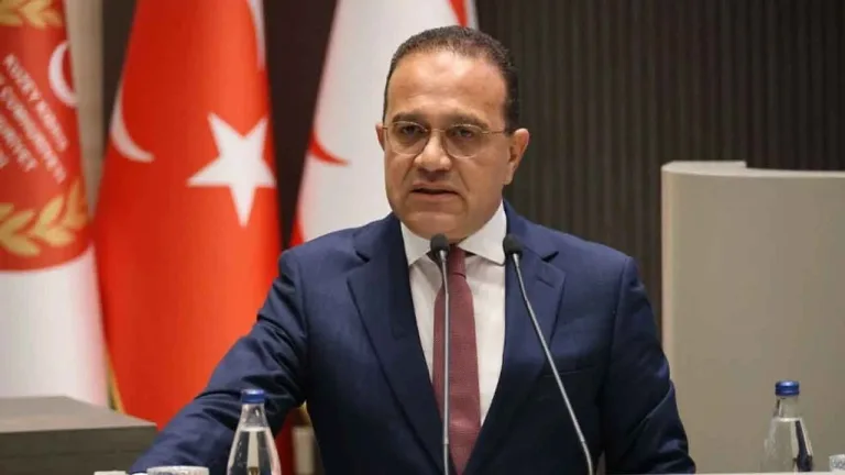 Hükümet ortaklarının seçim tarihi tartışmasını yansıtan siyasi bir toplantı veya basın açıklaması sahnesi