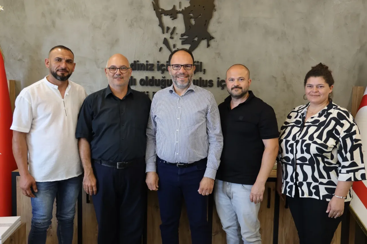 TAM Parti heyeti, İskele Belediye Başkanı Sadıkoğlu’nu ziyaret ederken toplu fotoğraf