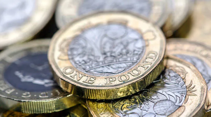 Sterlin, euro ve dolar kurlarını gösteren finans ekranı veya döviz tabelası