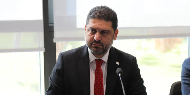 UBP bayrakları ve parti yetkilileriyle Meclis binası önünde toplanmış kalabalık