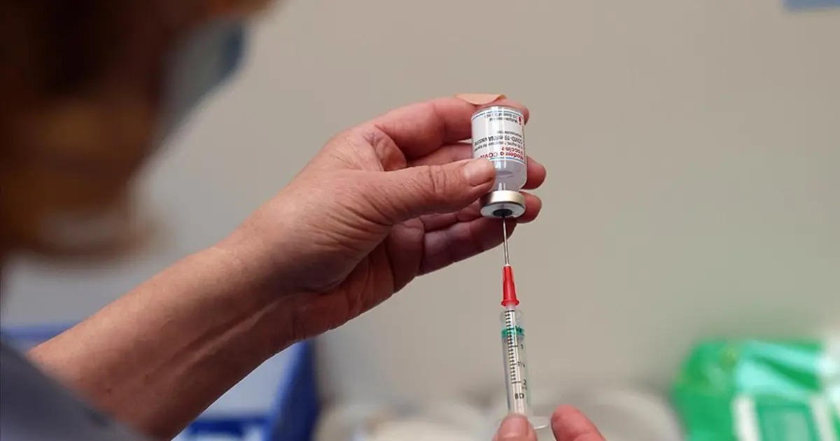Yapay zeka destekli süper aşı geliştirme sürecini çağrıştıran soyut, teknolojik bir kompozisyon