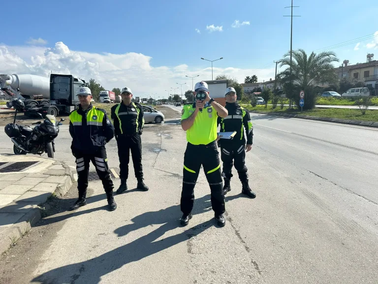 Trafik denetiminde araçlara müdahale eden polisler ve men edilen araçlar