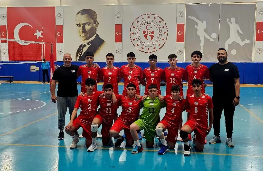 Genç voleybolcular antrenmanda fileye yakın pozisyonda harekete hazırlanıyor