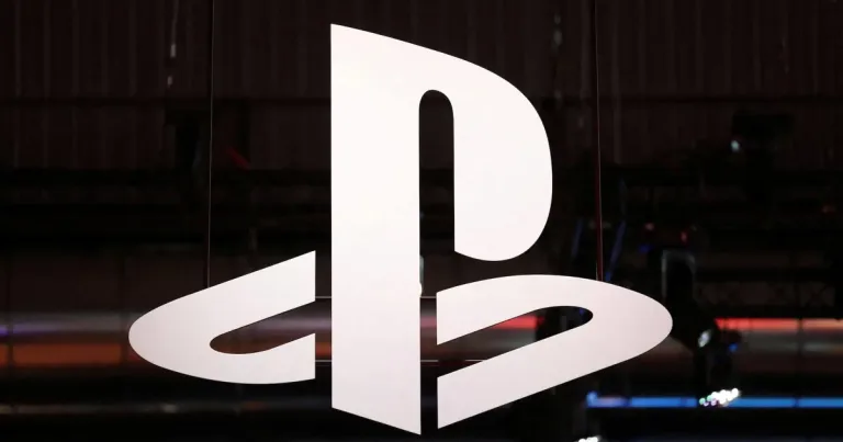 Sony ve PlayStation logosu, şirketin yıllık net kar hedefinin 7,5 milyar dolar olarak arttığını bildiren haber başlığıyla birlikte