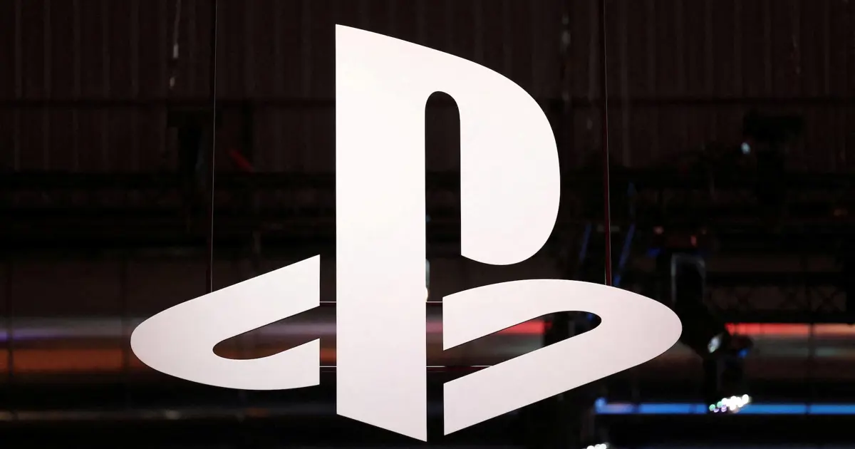 Sony ve PlayStation logosu, şirketin yıllık net kar hedefinin 7,5 milyar dolar olarak arttığını bildiren haber başlığıyla birlikte