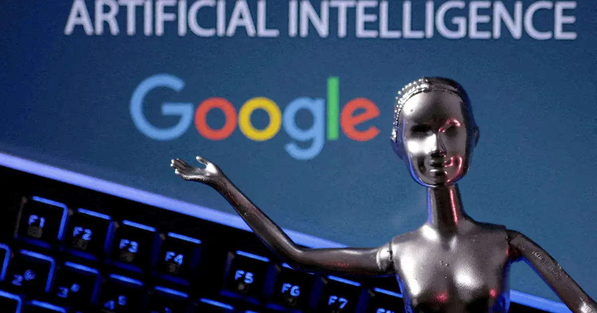 Google CEO Sundar Pichai konuşma yaparken, soru işaretleri oluşan yapay zeka yarışına yanıt verirken görüntü