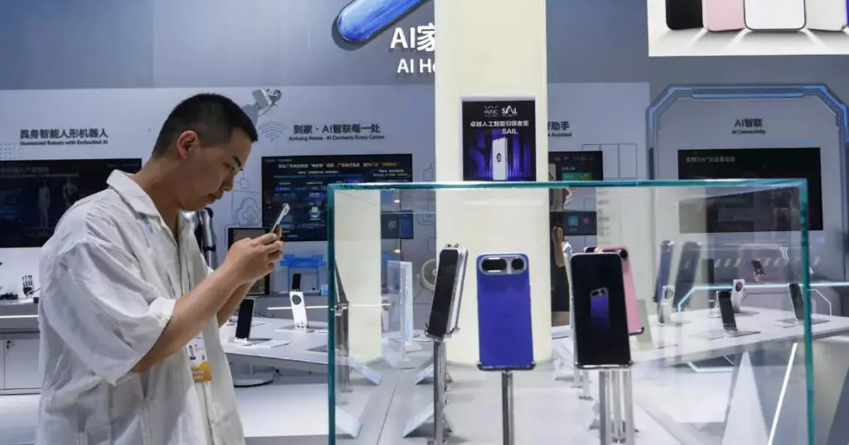 Çin'deki teknoloji fuarında sergilenen yapay zekalı akıllı telefonlar, stant ve ürün düzeniyle gösteriliyor