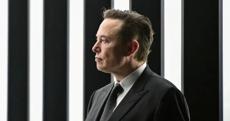 Elon Musk, kısa mesajla hisse satmayacağını belirtiyor.