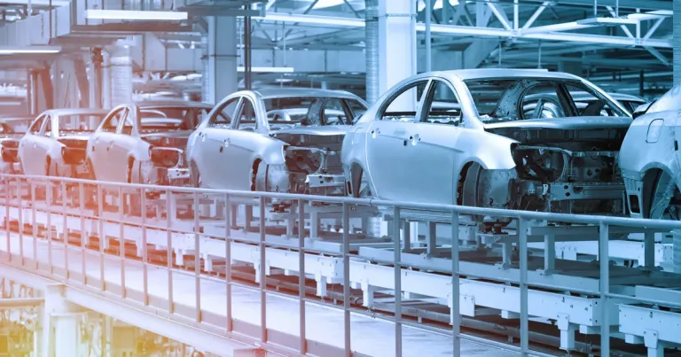 Otomotiv sektöründe rekabet ve belirsizlik temasını yansıtan, Toyota’nın geleceğini sorgulayan bir sahne