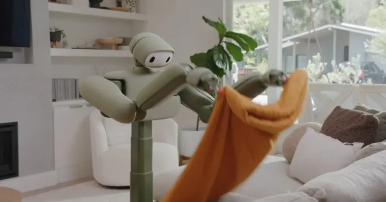 Yeni ev robotu çamaşır katlıyor ve yatağı topluyor