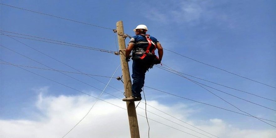 Orta gerilim elektrik hattına çarpan iş aracının ve çevresinin neden olduğu elektrik kesintisi görüntüsü