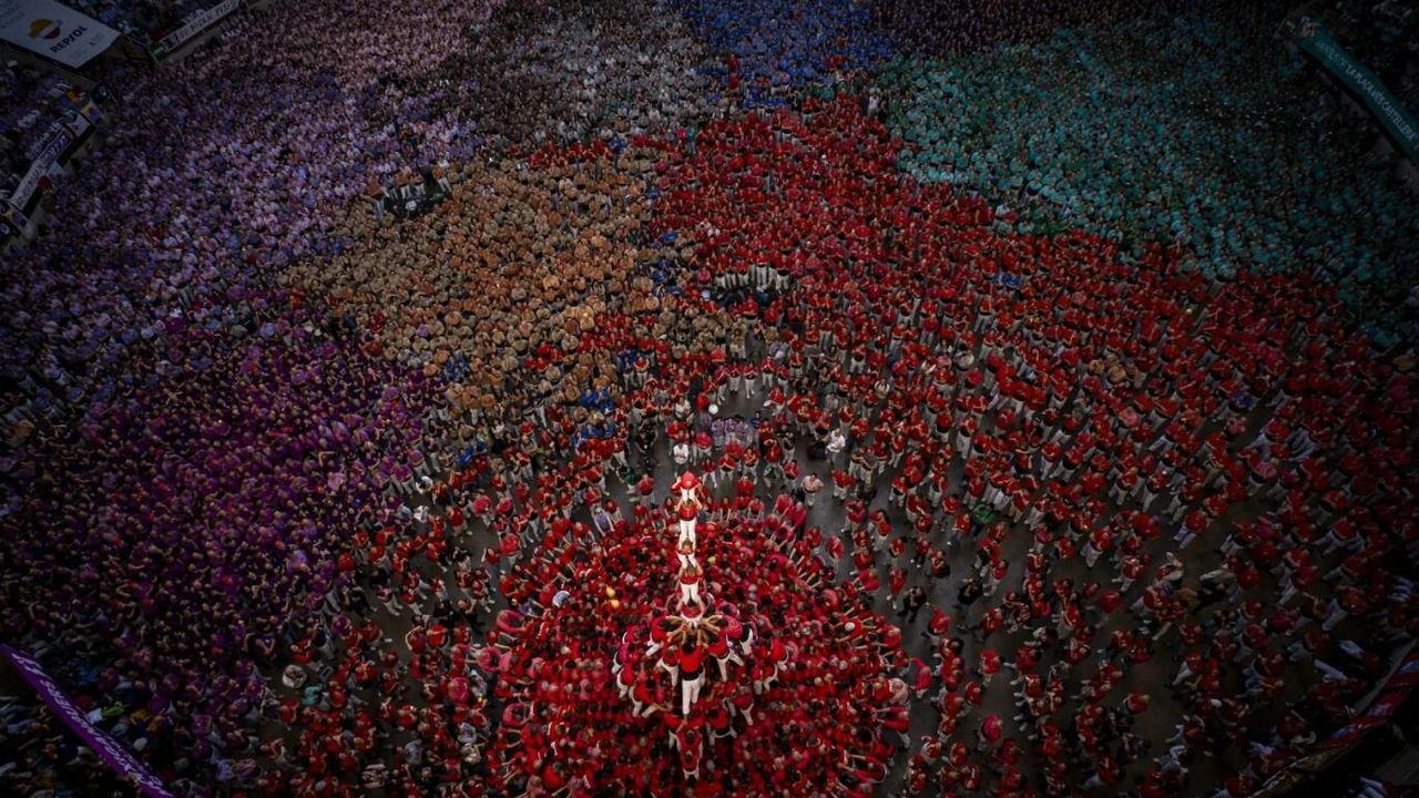 Katalonya’da geleneksel insan kuleleri (castellers) performansında renkli kostümlerle yükselen insanlar