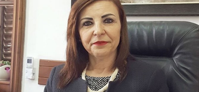 Dizdarlı konuşurken kürsüde ciddiyetle bakıyor