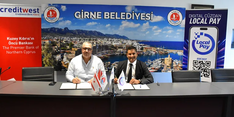 Girne Belediyesi ve Creditwest Bank yetkilileri el sıkışıyor, dijital ödeme iş birliği için görüşme yapıyor