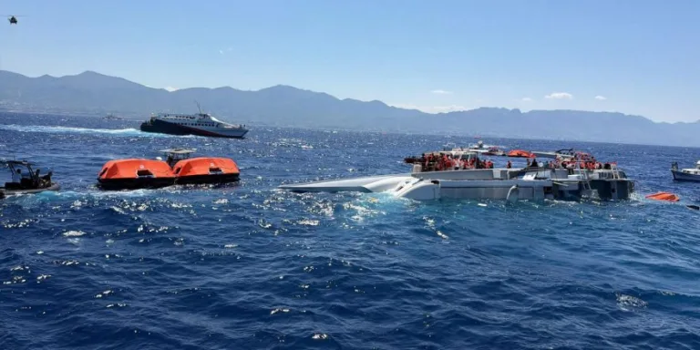 CTP Gençlik Örgütü üyeleri pankartlarla istifa talebinde bulunuyor