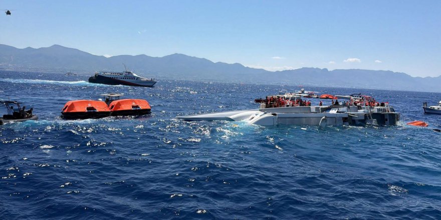 CTP Gençlik Örgütü üyeleri pankartlarla istifa talebinde bulunuyor