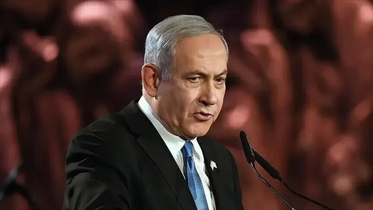 Netanyahu konuşurken ciddiyetle el hareketi yapıyor