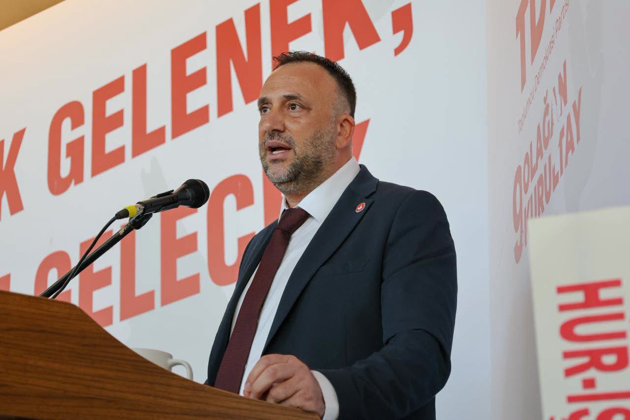 Çeler, Başbakanı kendisi ve diğer parti temsilcileriyle halkın önüne çıkmaya davet ediyor