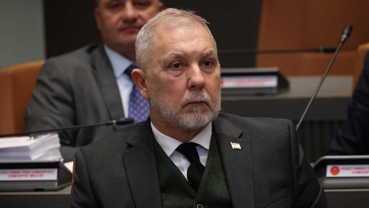 Akpınar mikrofona konuşurken, arka planda afete hazırlık ve deprem seferberliği vurgulayan görsel ögeler