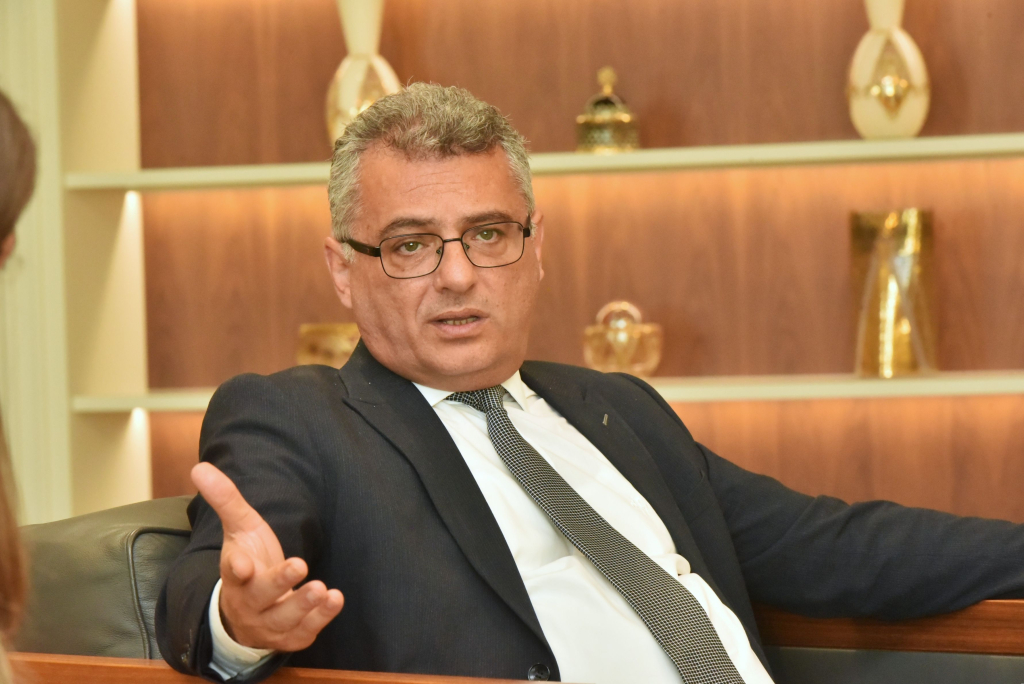 Ersin Tatar veya Kudret Özersay değil, Erhürman konuşurken mikrofon ve ciddi ifade