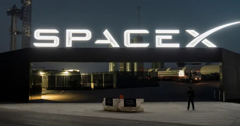 SpaceX ortaklarının roketin rengini pembeye boyama talebine dair toplantı veya tartışma atmosferi