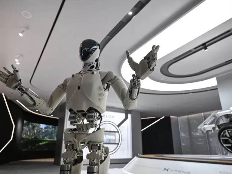 Çin'de insansı robotların fabrikada veya iş ortamında çalışmasını gösteren bir sahne