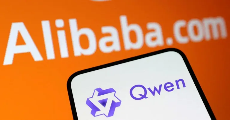 Alibaba logosu ve borsa ekranlarıyla şirketin yeni yapay zeka modelinin duyurusunun piyasa etkisini yansıtan kompozit görüntü