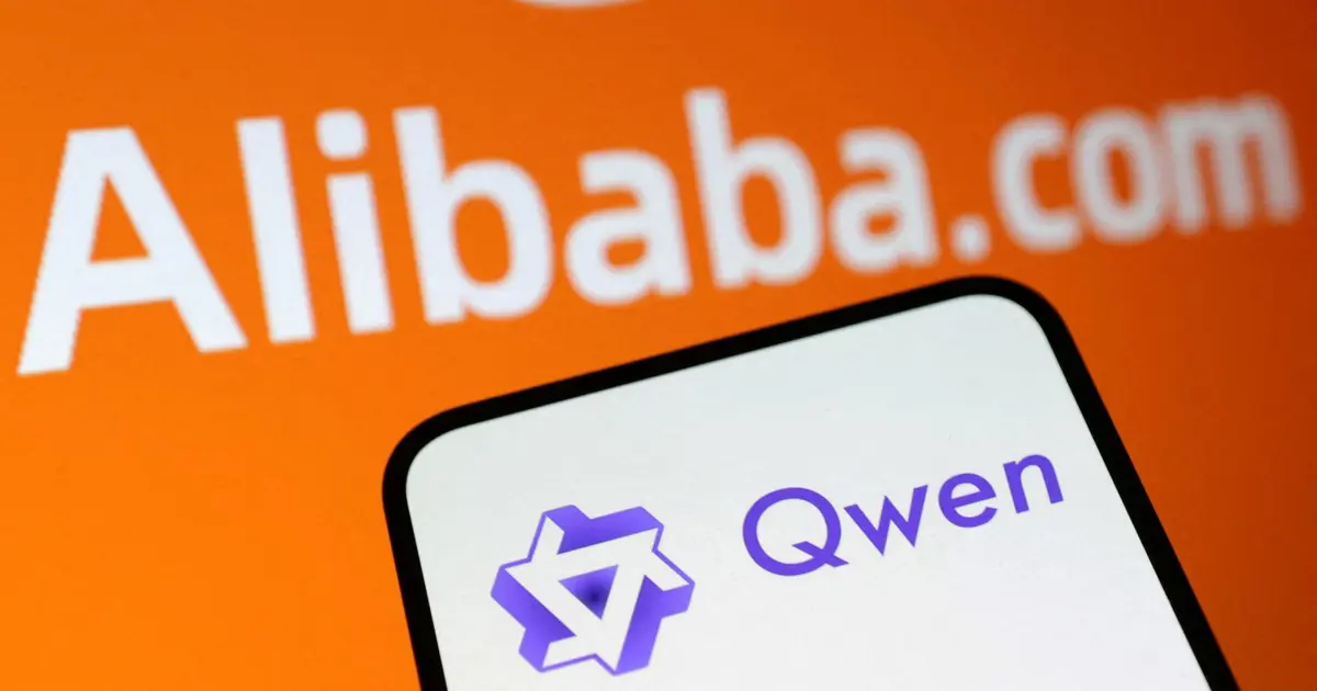 Alibaba logosu ve borsa ekranlarıyla şirketin yeni yapay zeka modelinin duyurusunun piyasa etkisini yansıtan kompozit görüntü
