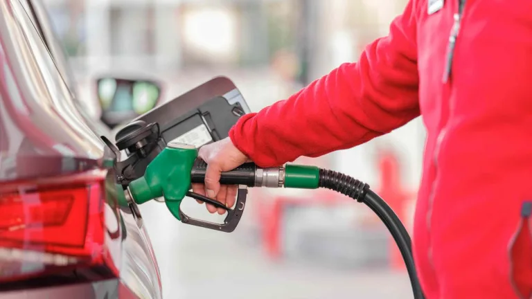 Motorin pompası ve fiyat tabelası gösteren, ÖTV indirimi beklentisini yansıtan görsel