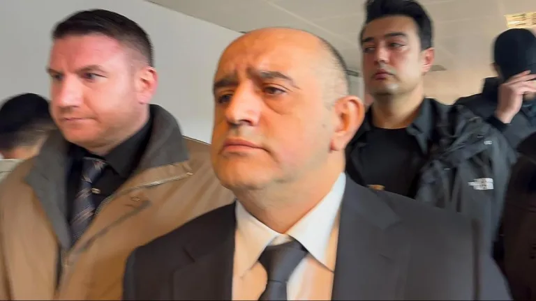 Aziz İhsan Aktaş duruşma salonunda yargılamayla ilgili karar için hazır bulunuyor