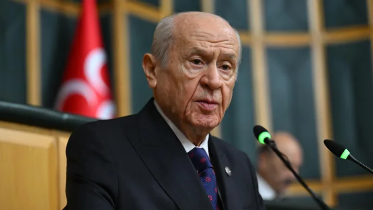 Devlet Bahçeli konuşma yaparken ciddiyetle bakıyor