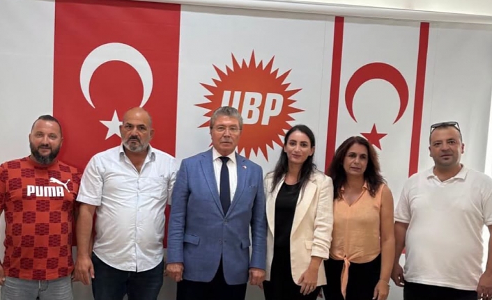 Başarı dileyen kişi veya kişiler, resmi anı yansıtacak şekilde kutlama veya destek duruşunda